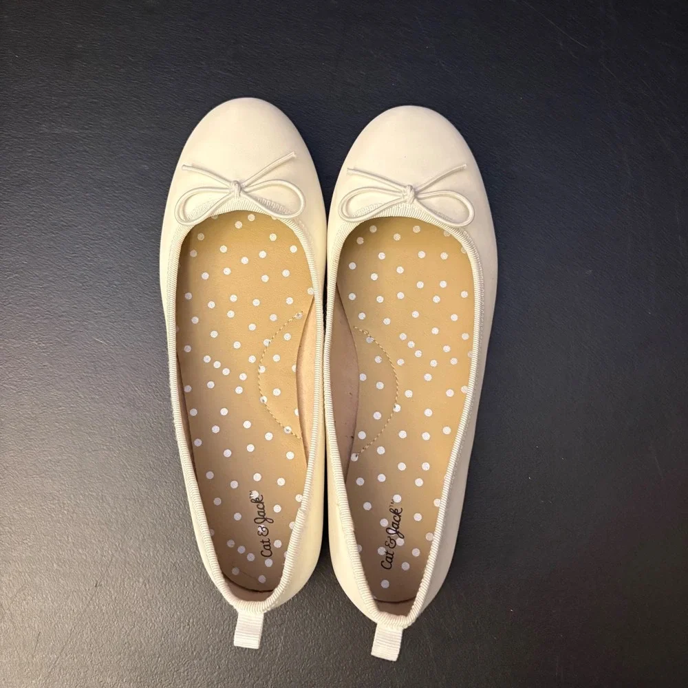 NWT Cat & Jack White Pull-on Ballet Flats Bow Accent (Girls 4)